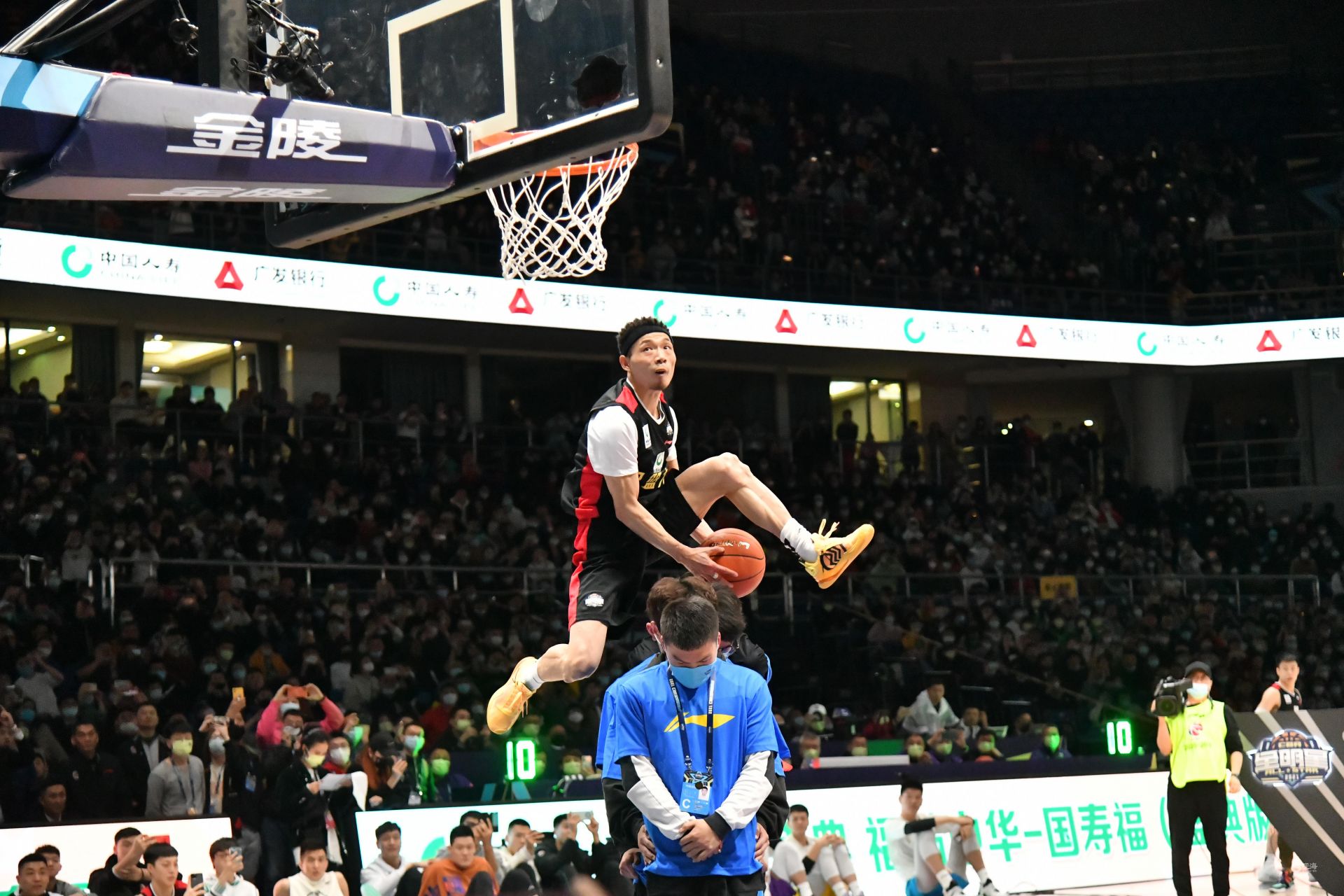 邓雅文背后 邓雅文背后